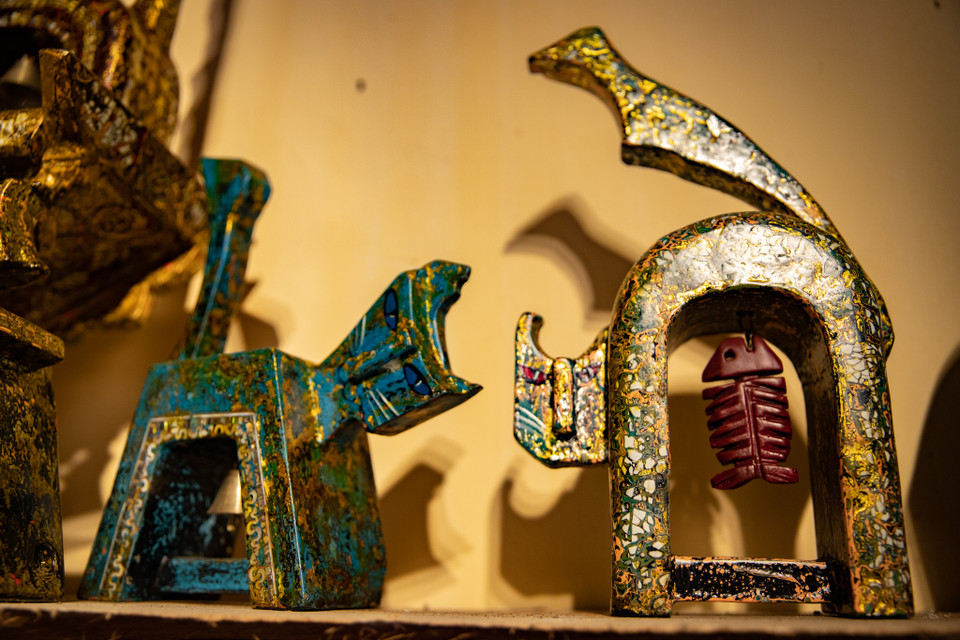 ‘Có những hình tượng mèo được làm chân thực, có những hình tượng được tôi cách điệu. Ngoài ra, tôi cũng xây dựng vào bức tượng những câu chuyện dân gian để gần gũi với người xem,’ nghệ nhân Nguyễn Tấn Phát chia sẻ. (Ảnh: Hoài Nam/Vietnam+)