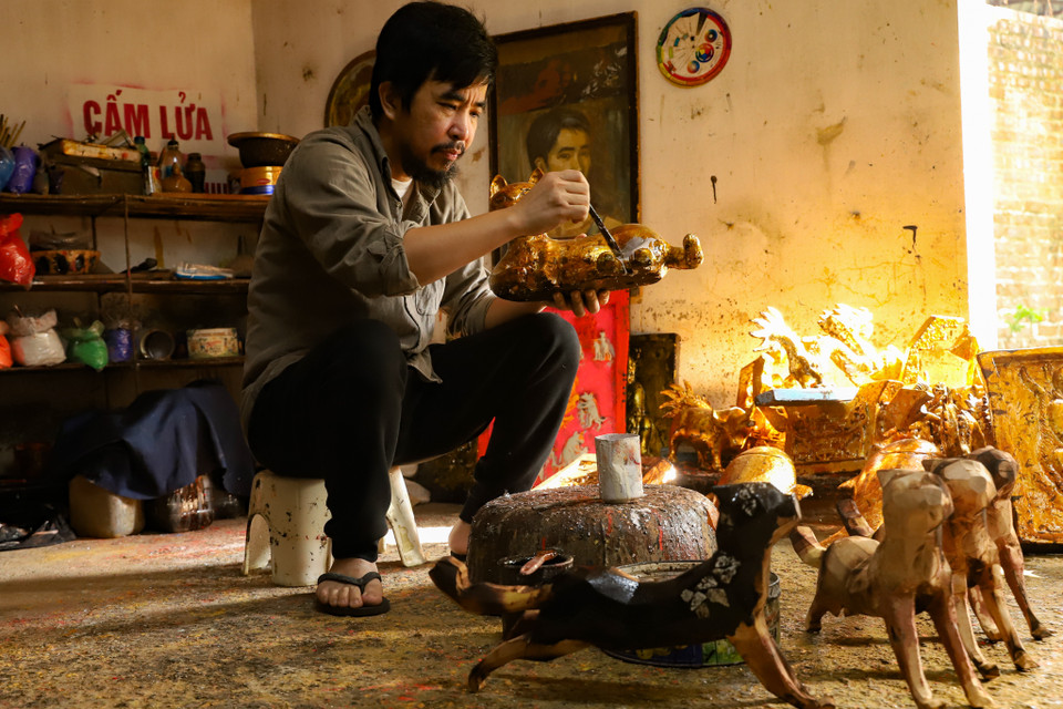 Những công đoạn tạo hình hoàn toàn thủ công tạo nên những nét rất riêng của từng sản phẩm mà không có sản phẩm nào giống nhau. (Ảnh: Hoài Nam/Vietnam+)