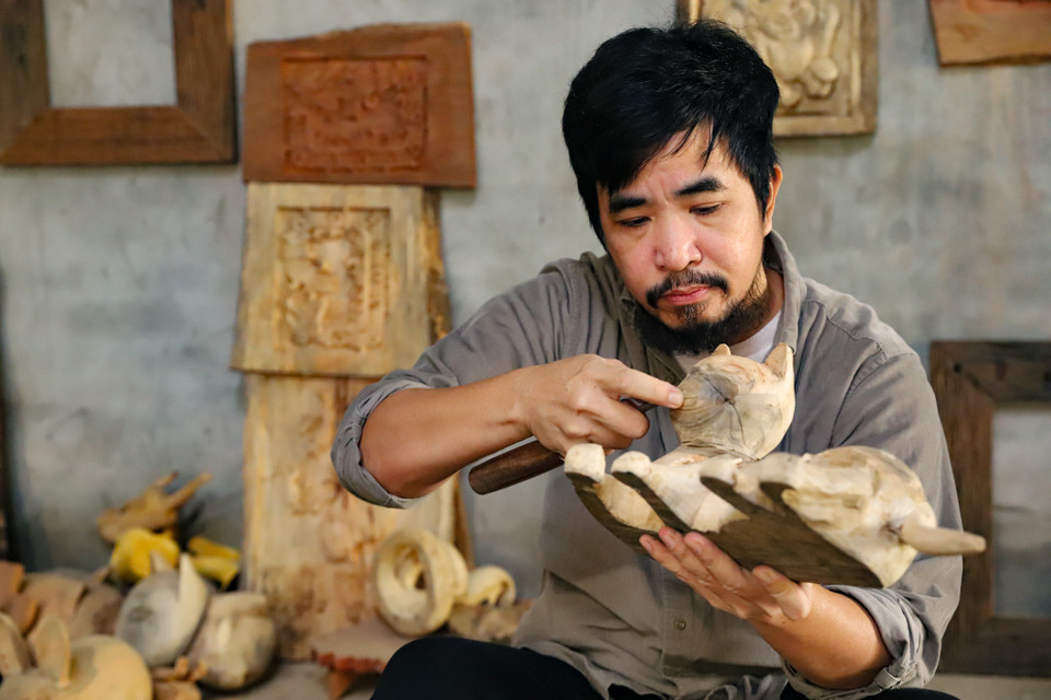 Mỗi bức tượng được nghệ nhân chạm khắc tinh xảo, tỉ mỉ để đón chào đón Tết cổ truyền. Năm nay, nghệ nhân Nguyễn Tấn Phát cho ra mắt bộ sưu tập mèo độc bản đa dạng về thể loại, màu sắc. (Ảnh: Hoài Nam/Vietnam+)