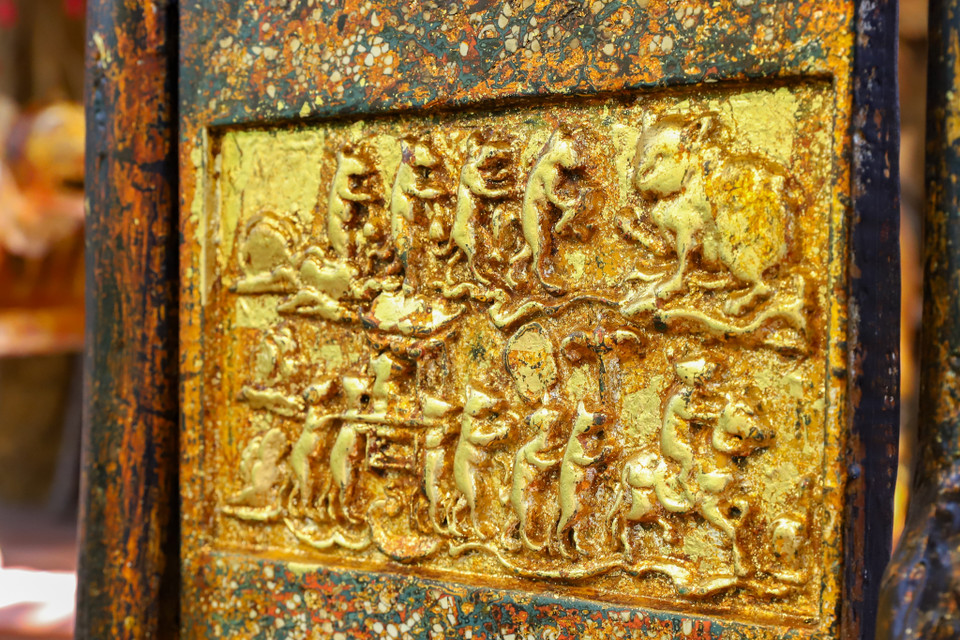 Với sản phẩm này, anh Phát đưa vào đó những bức tranh dân gian Đông Hồ. Đó là những bức tranh 'Đám cưới chuột,' bức tranh 'Cậu bé ôm mèo' đã được bố cục lại để đưa vào trong những chiếc ghế, tạo nên sự khác biệt. (Ảnh: Hoài Nam/Vietnam+)