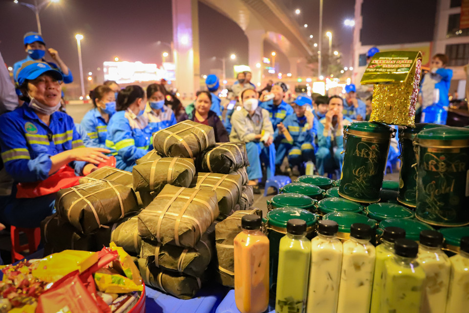 Bên cạnh những vật dụng hằng ngày gắn liền với công việc, tại chợ ‘0 đồng’ hôm nay còn có bánh chưng, trà, dầu ăn,… tuy giản dị nhưng mang ý nghĩa tinh thần lớn. (Ảnh: Hoài Nam/Vietnam+)