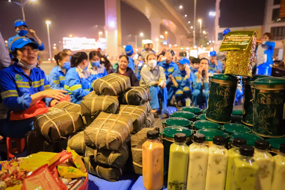 Bên cạnh những vật dụng hằng ngày gắn liền với công việc, tại chợ ‘0 đồng’ hôm nay còn có bánh chưng, trà, dầu ăn,… tuy giản dị nhưng mang ý nghĩa tinh thần lớn. (Ảnh: Hoài Nam/Vietnam+)