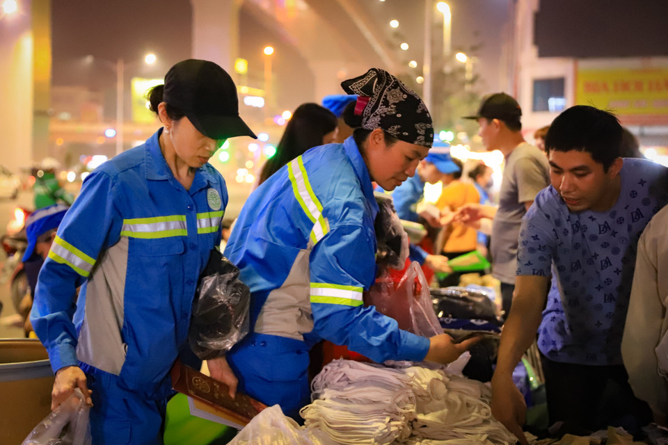‘Chúng tôi làm nghề này 15 năm rồi nhưng đây là lần đầu tiên được nhận những món quà ý nghĩa dịp gần Tết từ các nhà hảo tâm,’ chị Quý nói thêm. (Ảnh: Hoài Nam/Vietnam+)