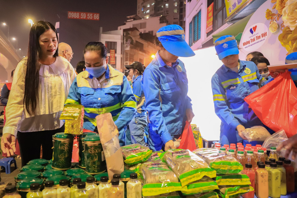 Chị mong muốn sẽ có nhiều ‘phiên chợ’ như thế này được tổ chức để lan tỏa sự yêu thương rộng rãi trong cộng đồng. (Ảnh: Hoài Nam/Vietnam+) 