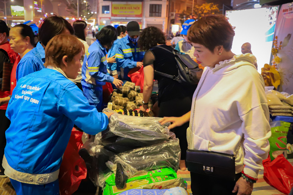 Phiên chợ đặc biệt này xuất phát từ sự biết ơn với những người lao công ngày đêm vẫn lặng lẽ cùng chiếc chổi tre giữ cho đường phố Hà Nội luôn sạch đẹp. (Ảnh: Hoài Nam/Vietnam+)