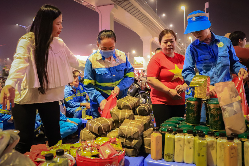 Chị Hương- thành viên hội thiện nguyện nói: ‘Có những đêm tôi mở cửa ra thấy cô lao công vẫn đang đưa từng nhịp chổi dưới trời Đông mưa phùn nhìn thương lắm, hôm nay được nhìn thấy nụ cười của các cô, chú lao công tôi thấy như chính niềm vui của mình.’ (Ảnh: Hoài Nam/Vietnam+)