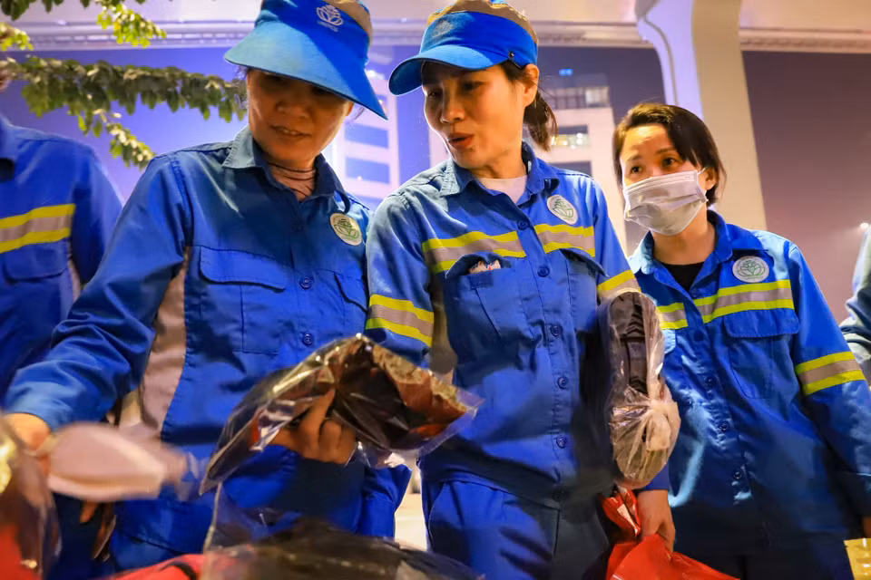 Những ‘mặt hàng’ do hội thiện nguyện những trái tim Việt quyên góp gồm có găng tay, ủng cao su, khẩu trang,… và một số vật dụng sinh hoạt khác. (Ảnh: Hoài Nam/Vietnam+)