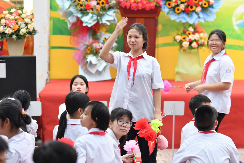 Những giao tiếp đặc biệt chỉ sử dụng ngôn ngữ cử chỉ. (Ảnh: Hoài Nam/Vietnam+)