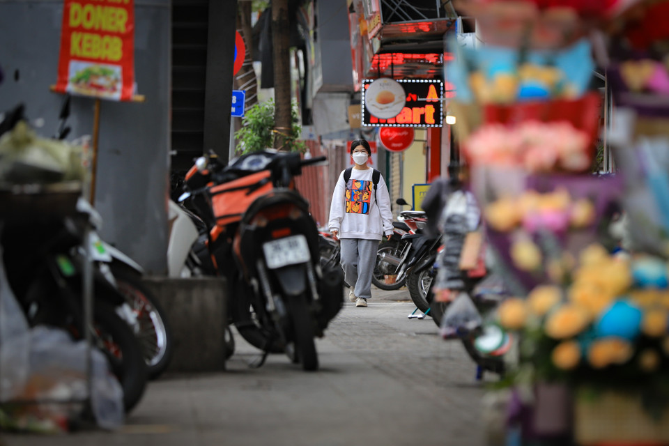 Một đoạn vỉa hè trên phố Tây Sơn (Đống Đa, Hà Nội), người đi bộ ‘may mắn’ hơn khi có thể luồn lách giữa ‘rừng xe’ xếp kín trên vỉa hè. (Ảnh: Hoài Nam/Vietnam+)
