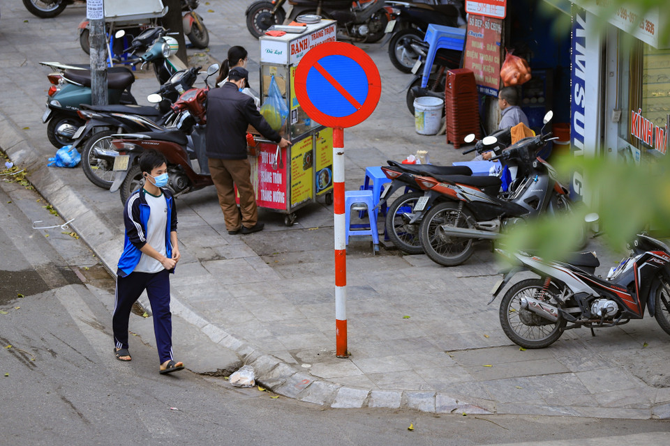 Theo ghi nhận của phóng viên Báo Điện tử VietnamPlus, tình trạng này diễn ra trên địa bàn nhiều quận. (Ảnh: Hoài Nam/Vietnam+)