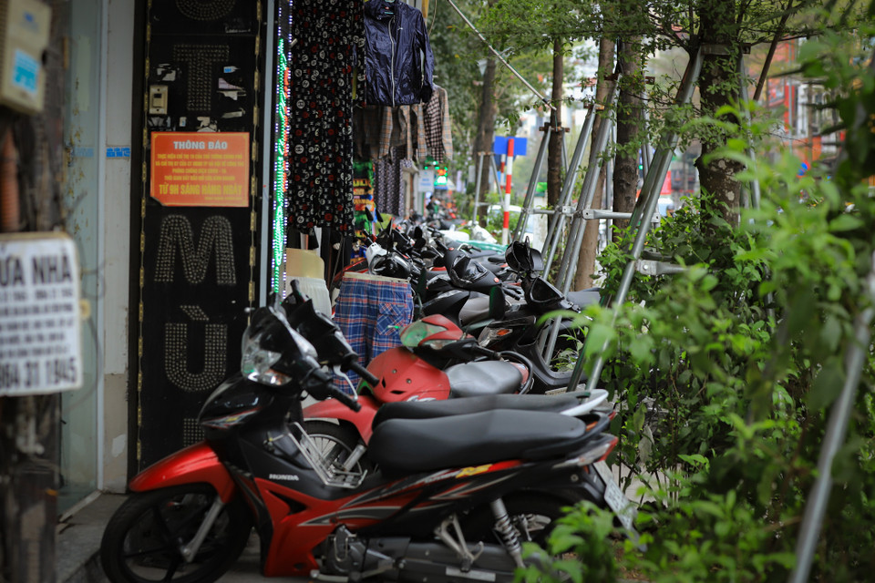 Không gian vỉa hè bị bóp nghẹt, thậm chí không còn khoảng trống nhỏ. (Ảnh: Hoài Nam/Vietnam+)