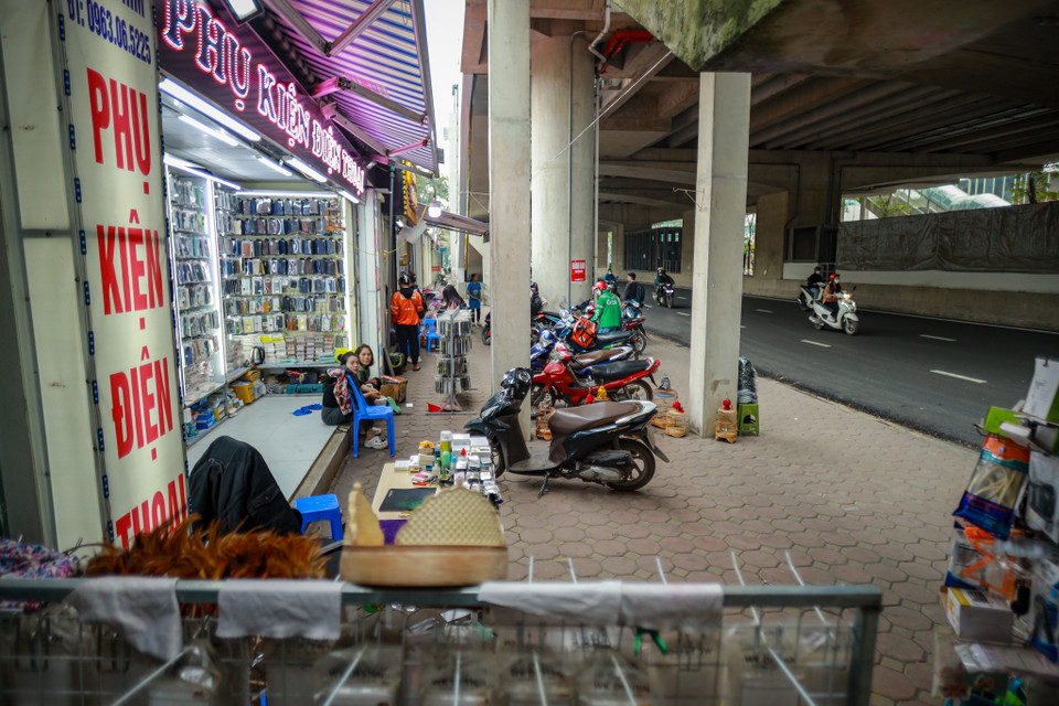 Hoặc được tận dụng để đỗ xe, trưng bày sản phẩm cửa hàng. (Ảnh: Hoài Nam/Vietnam+)