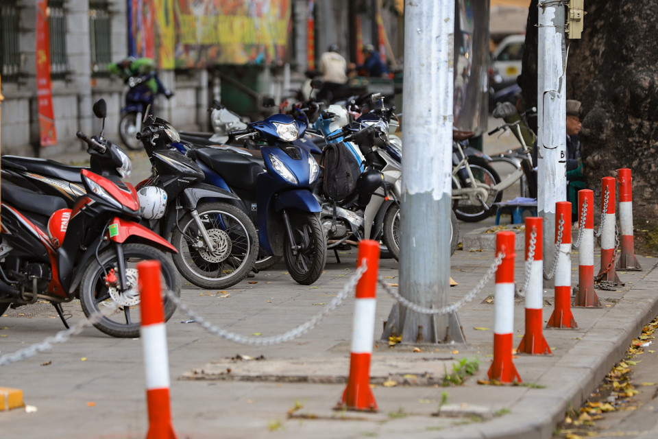 Mặc dù khu vực này có rào để bảo vệ không gian vỉa hè nhưng vẫn bị lấn chiếm làm chỗ để xe. (Ảnh: Hoài Nam/Vietnam+)