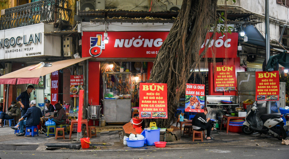 Tại quận Cầu Giấy cũng không mấy khá khẩm hơn, vỉa hè trở thành nơi phục vụ cho người kinh doanh quán ăn. (Ảnh: Hoài Nam/Vietnam+)