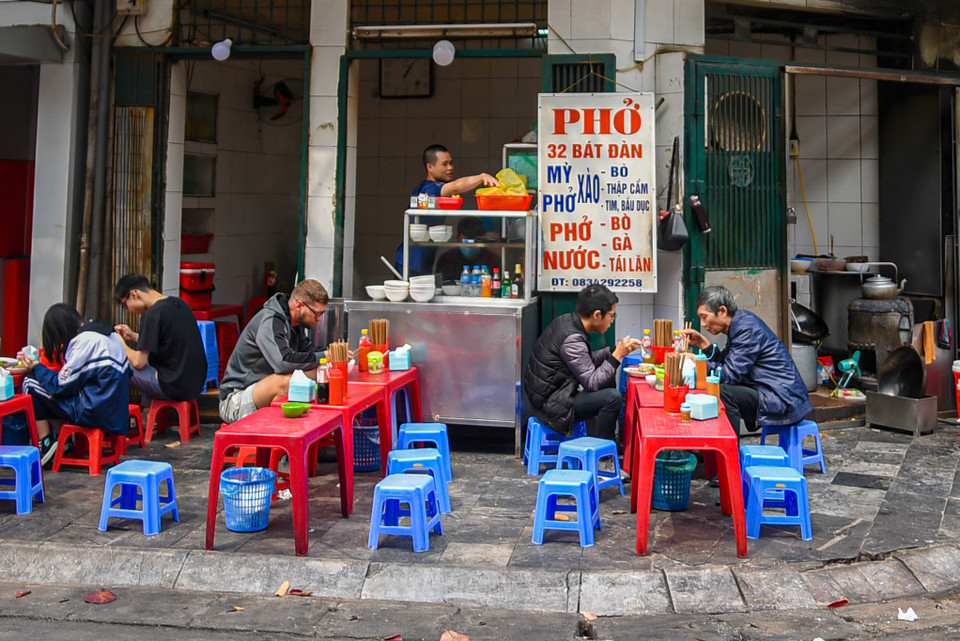 Trên một số tuyến đường trên phố cổ thuộc quận Hoàn Kiếm (Hà Nội), hầu hết không gian vỉa hè bị lấn chiếm làm quán ăn. (Ảnh: Hoài Nam/Vietnam+)