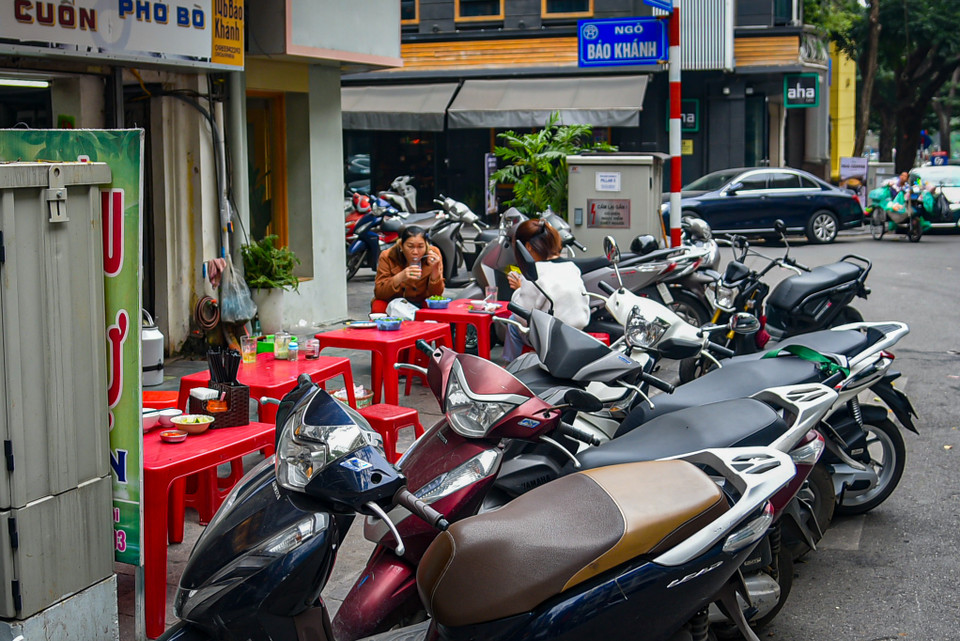 Vỉa hè trở thành nơi phục vụ thực khách còn lòng đường bị chiếm không gian thành chỗ để xe. (Ảnh: Hoài Nam/Vietnam+)
