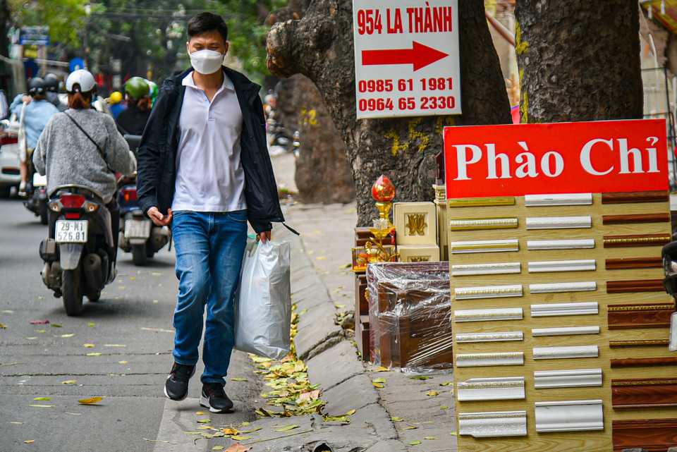 Người dân 'hô biến' vỉa hè thành nơi trưng bày mẫu sản phẩm trên đường La Thành (Láng Thượng, Ba Đình, Hà Nội). Bởi vậy, người đi bộ chỉ còn cách đi dưới lòng đường. (Ảnh: Hoài Nam/Vietnam+)