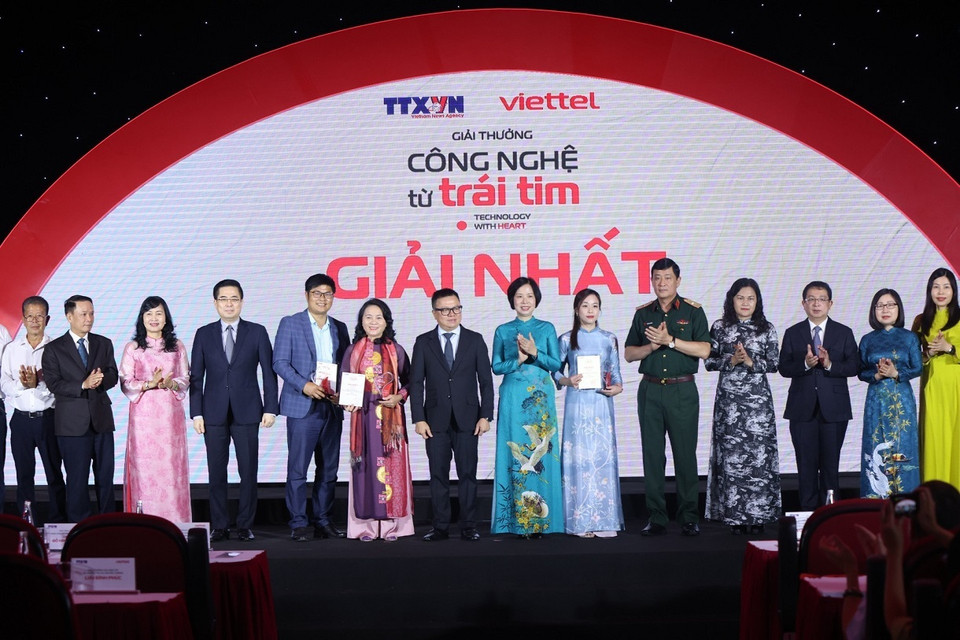 Tập thể tác giả đoạt giải Nhất chụp kỷ niệm với các đại biểu. (Ảnh: Minh Anh/Vietnam+)