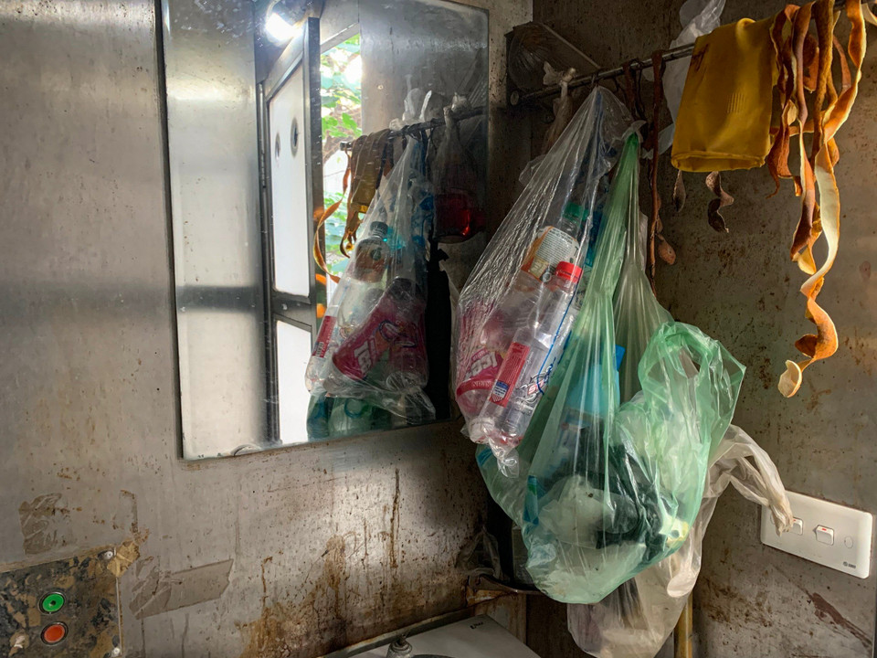 Chai lọ, túi bóng, phế liệu được treo đầy trong nhà vệ sinh. (Ảnh: Hoài Nam/Vietnam+)