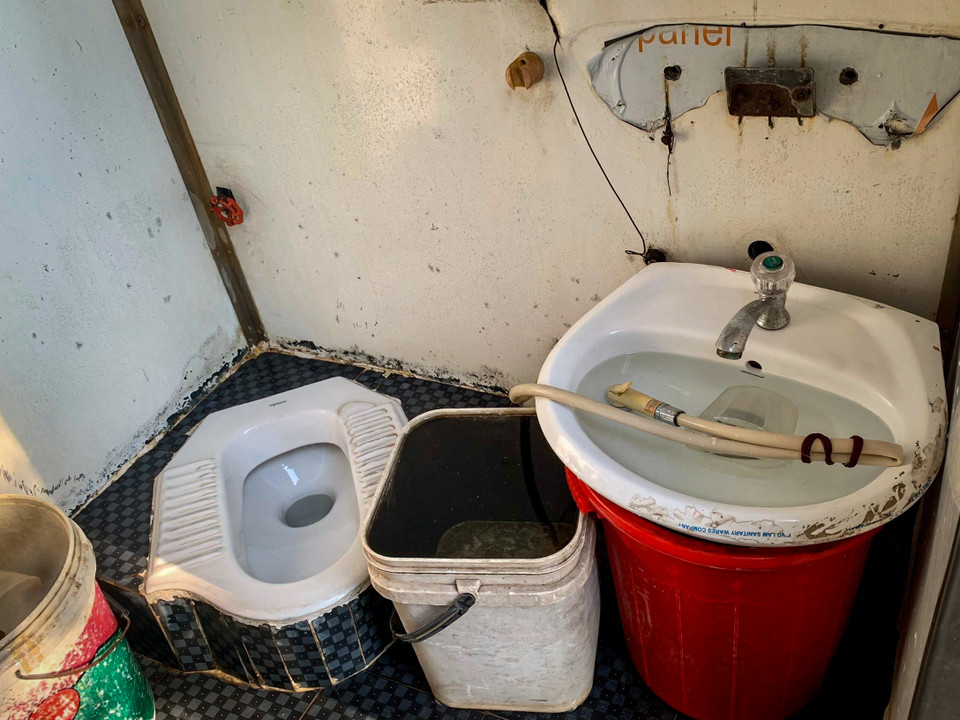 Hệ thống nước đã hỏng hóc, nhân viên phải chứa nước vào các thùng để sử dụng. (Ảnh: Hoài Nam/Vietnam+)