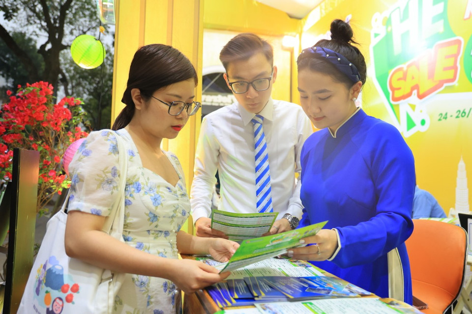 Lễ hội du lịch Hà Nội năm 2023 được tổ chức với nhiều điểm mới, ấn tượng quảng bá điểm đến du lịch, giới thiệu nhiều điểm đến du lịch hấp dẫn tại Hà Nội như Hoàng thành Thăng Long, khu Phố cổ, khu vực Ba Vì, Sóc Sơn, Đường Lâm-Sơn Tây và nhiều địa điểm hấp dẫn khác. (Ảnh: Hoài Nam/Vietnam+)