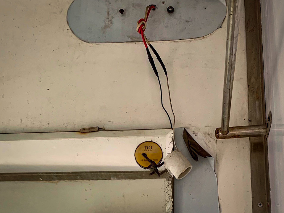 Hệ thống đèn chiếu sáng đã hỏng, bong tróc khỏi tường. (Ảnh: Hoài Nam/Vietnam+)