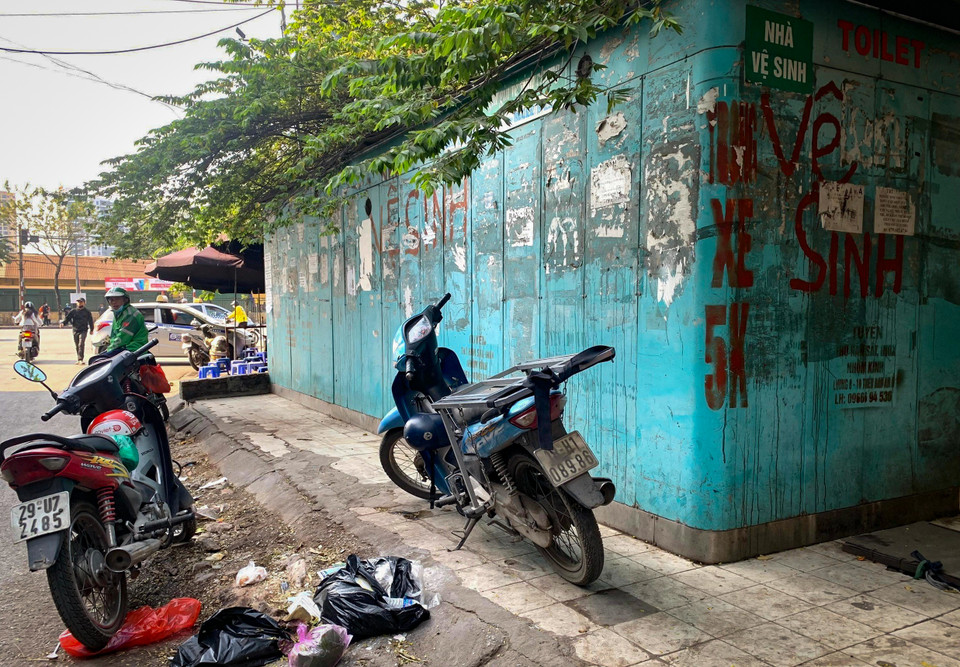 Theo ghi nhận của phóng viên Báo Điện tử VietnamPlus, nhiều nhà vệ sinh công cộng đã hỏng hệ thống điện, nước, thiếu giấy vệ sinh. (Ảnh: Hoài Nam/Vietnam+)