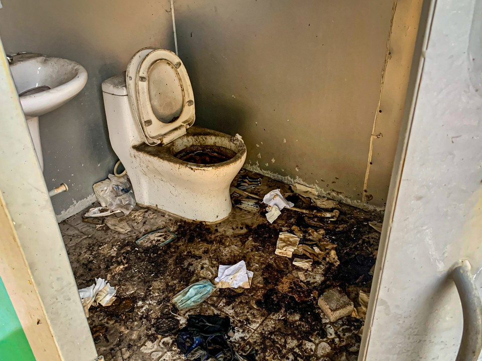 Cảnh tượng vô cùng ám ảnh tại một nhà vệ sinh công cộng trên địa bàn Thủ đô. (Ảnh: Hoài Nam/Vietnam+)