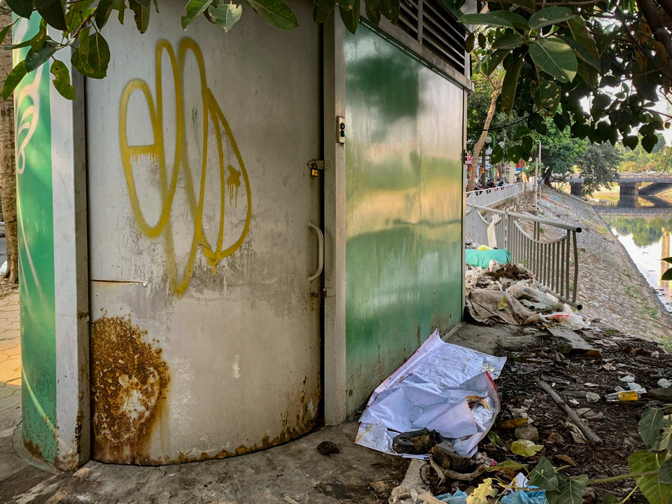 Thậm chí có những nơi đã đóng cửa ngừng hoạt động và trở thành điểm vứt rác của người dân. (Ảnh: Hoài Nam/Vietnam+)