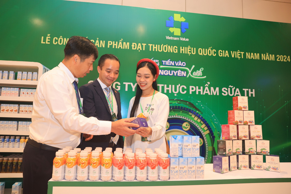 Các đại biểu tham quan Khu trưng bày sản phẩm đạt Thương hiệu Quốc gia Việt Nam năm 2024 bên lề Lễ công bố. (Ảnh: Hoài Nam/Vietnam+)