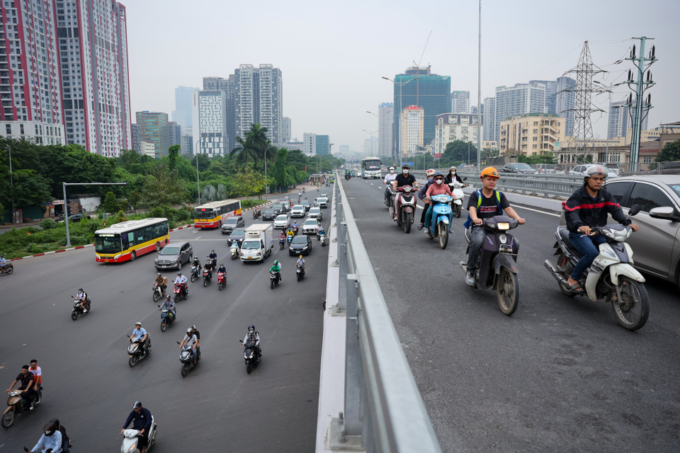 Theo ghi nhận của phóng viên Báo điện tử VietnamPlus, các phương tiện di chuyển thuận lợi qua nút giao này khi có thêm hai cầu vượt thép đưa vào khai thác. (Ảnh: Tuấn Anh/Vietnam+)