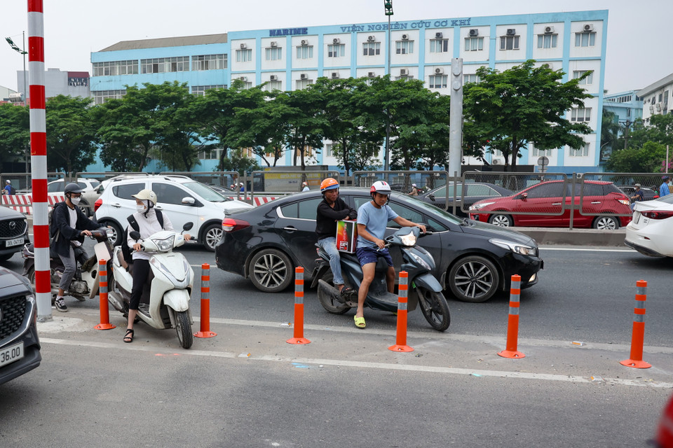 Xe máy cần lưu ý di chuyển trên hai cầu vượt thép để đi từ Phạm Hùng đi Phạm Văn Đồng và ngược lại. (Ảnh: Tuấn Anh/Vietnam+)