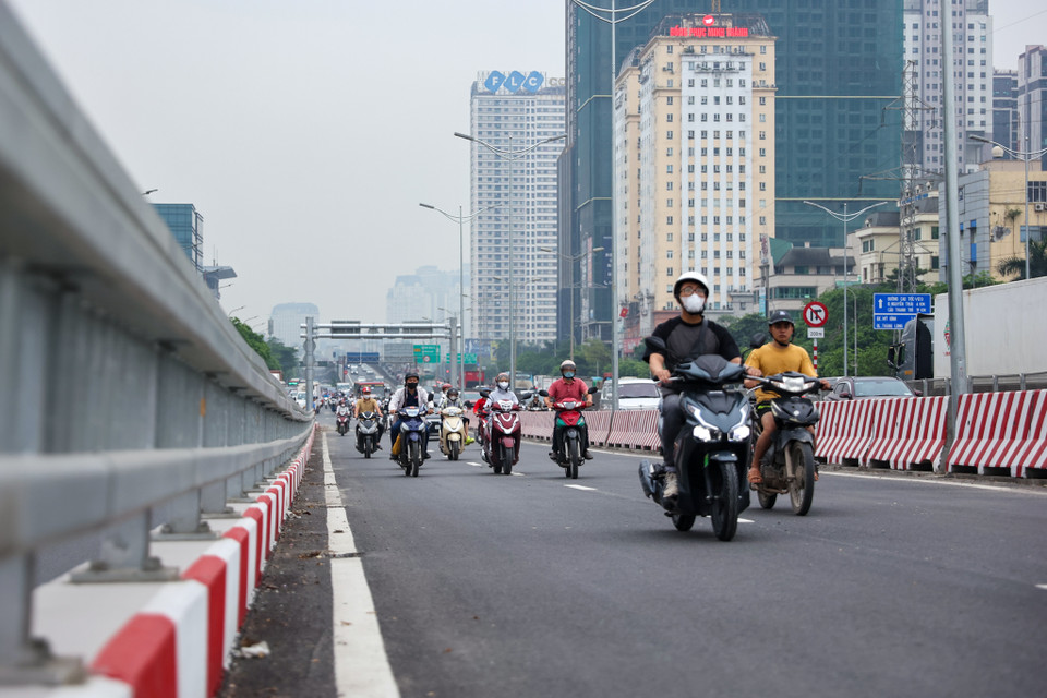 Theo thiết kế, cầu Mai Dịch cũ được tách thành trục đường cao tốc, kết nối theo hai chiều của đường Vành đai 3 trên cao, kết nối cầu cạn phía đường Phạm Hùng với cầu cạn phía đường Phạm Văn Đồng (hướng đi cầu Thăng Long và ngược lại). (Ảnh: Tuấn Anh/Vietnam+)