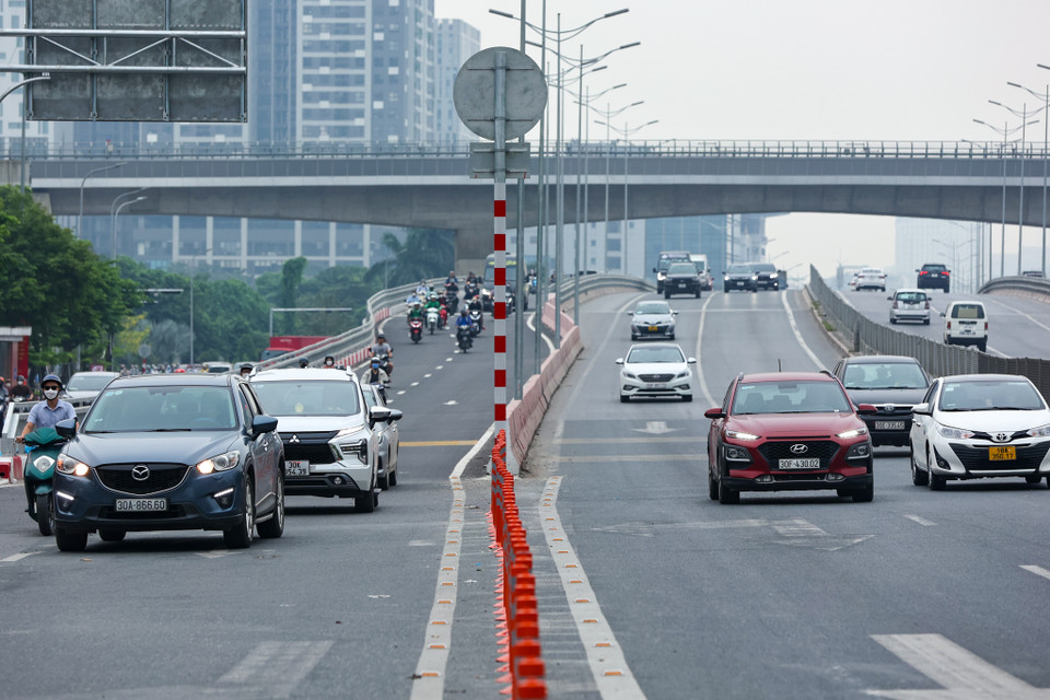 Đơn vị thi công cũng đã thiết kế cọc tiêu để phân tách giữa 2 phần đường dành riêng cho ôtô và làn hỗn hợp. (Ảnh: Tuấn Anh/Vietnam+)