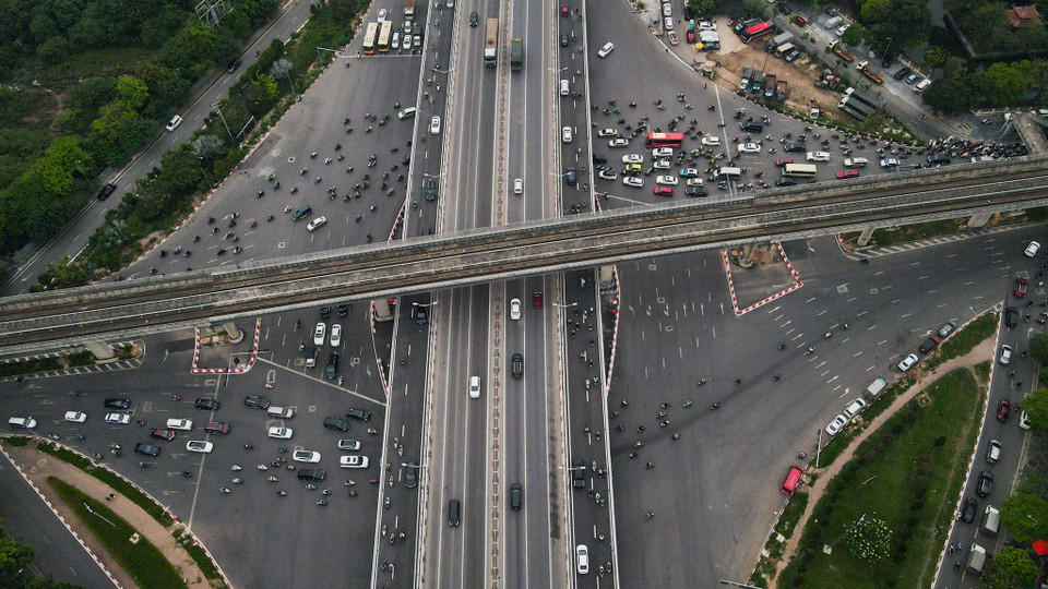 Từ ngày hôm nay (6/5), 2 cầu vượt thép tại nút giao Mai Dịch trên tuyến đường Vành đai 3 chính thức được tháo dỡ rào chắn phục vụ người dân đi lại. (Ảnh: Tuấn Anh/Vietnam+)