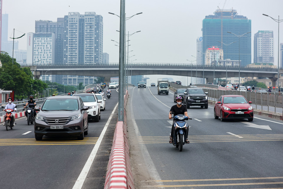 Nhiều người dân chưa quen với biển báo mới vẫn di chuyển vào cầu vượt Mai Dịch cũ (cầu vượt Mai Dịch cũ sử dụng dành riêng cho xe ôtô đi vào Vành đai 3 trên cao). (Ảnh: Tuấn Anh/Vietnam+)
