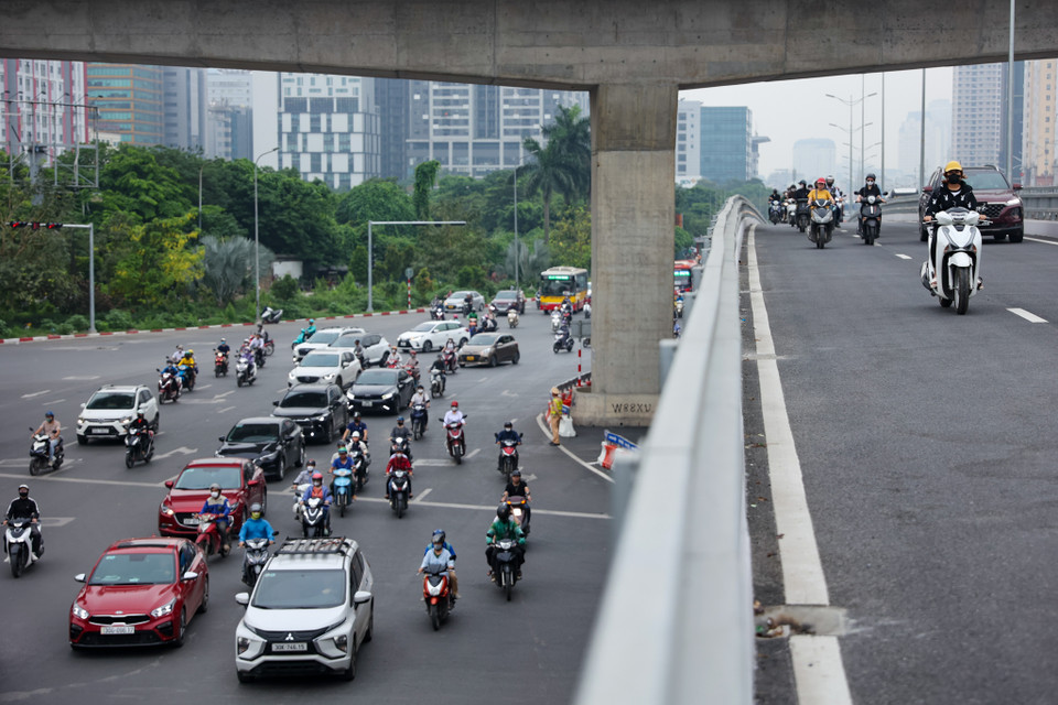 Nút giao dưới cầu Mai Dịch được tổ chức giao thông theo hình thức đảo xuyến trung tâm kết hợp đèn tín hiệu, vạch sơn và biển báo. (Ảnh: Tuấn Anh/Vietnam+)