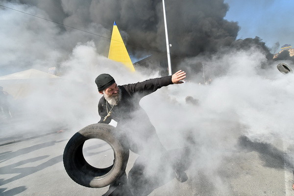 Một linh mục Chính thống giáo hỗ trợ cả bom xăng lẫn gạch đá cho các nhà hoạt động