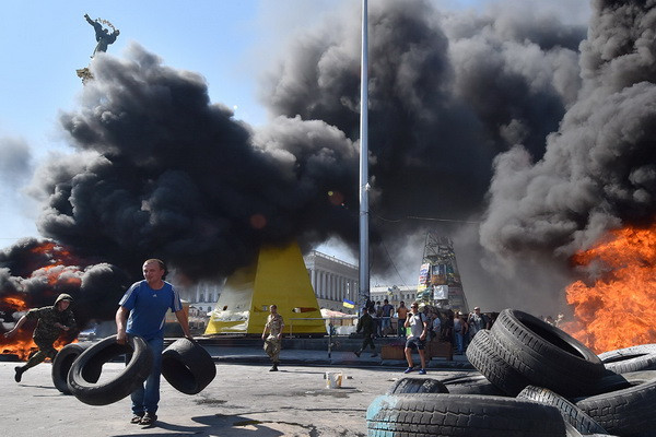 Những đám cháy tạo nên khói đen mù mịt