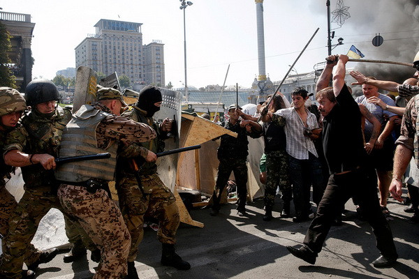 Các nhà hoạt động sử dụng gạch đá, gậy sắt chống trả lực lượng an ninh