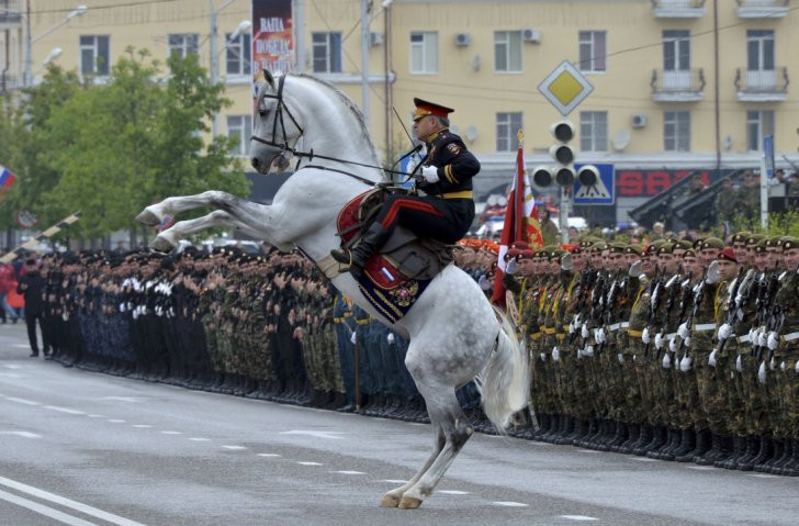 Bộ trưởng Nội vụ Checnya Ruslan Alkhanov trong lễ duyệt binh tại Grozny