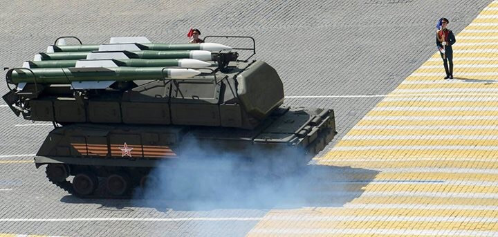 Rất nhiều vũ khí tối tân hiện đại của quân đội Nga được diễu qua Quảng trường Đỏ