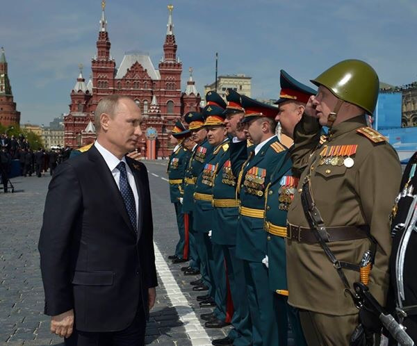 Tổng thống Nga Vladimir Putin, Tổng tư lệnh các lực lượng vu trang Nga duyệt đội danh dự