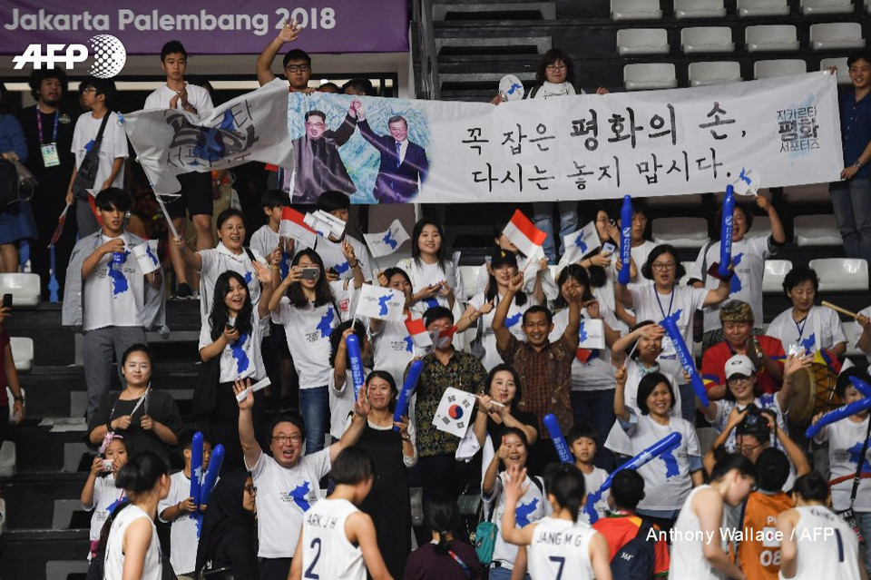 Hình ảnh hai nhà lãnh đạo hai miền Triều Tiên trên sân bóng rổ cũng gây nhiều thiện cảm đặc biệt