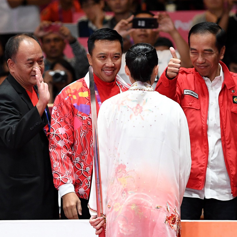 Tổng thống Indonesia Joko Widodo chúc mừng vận động viên Taekwondo Defia Rosmaniar, người đoạt chiếc HCV đầu tiên cho đoàn chủ nhà ở ASIAD 