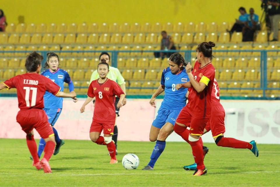 Đội bóng đá nữ Việt Nam đánh bại Thái Lan 3-2 để giành quyền vào tứ kết