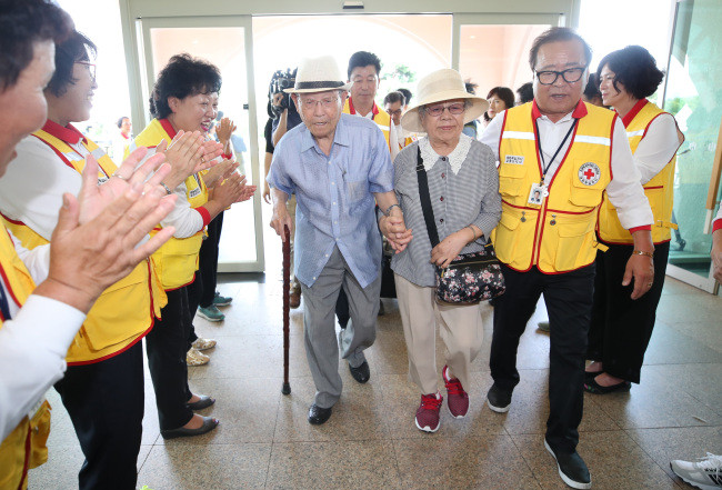 Trong đợt 1 này, dự kiến sẽ có tổng cộng 6 cuộc gặp trực tiếp, kéo dài khoảng 11 giờ. Thành phần tham gia đều là những người lớn tuổi, trong đó cao tuổi nhất là cụ bà 101 tuổi. 