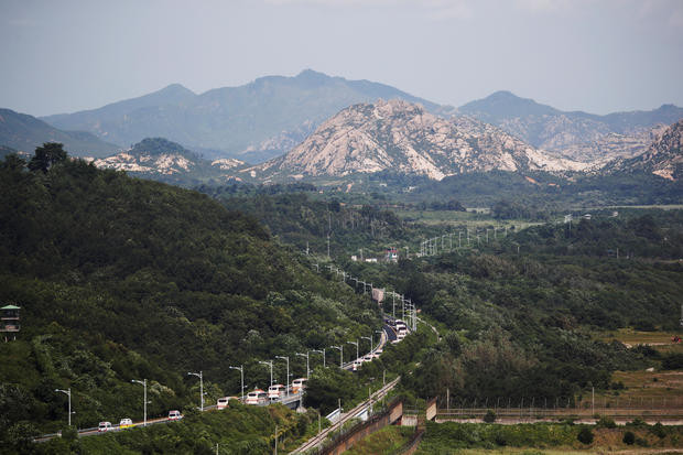 Sáng 20/8, đoàn xe buýt chở nhóm người Hàn Quốc tham gia cuộc đoàn tụ các gia đình bị ly tán trong Chiến tranh Triều Tiên 1950-1953 đã khởi hành tới Triều Tiên, chuẩn bị cho các cuộc gặp dự kiến diễn ra tại khu du lịch nghỉ dưỡng núi Kumgang trên lãnh thổ Triều Tiên trong cùng ngày. 