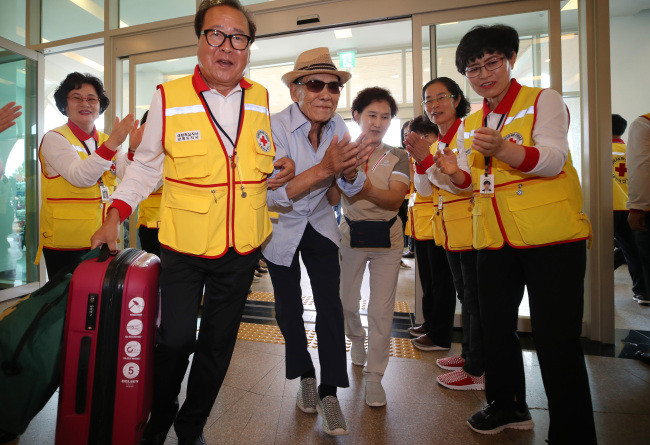 Hai miền Triều Tiên đã tổ chức 20 đợt đoàn tụ gia đình trực tiếp kể từ cuộc gặp thượng đỉnh liên Triều lần đầu tiên năm 2000.