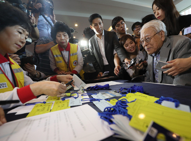 Việc tổ chức đoàn tụ các gia đình ly tán là một phần trong thỏa thuận được các nhà lãnh đạo hai miền nhất trí tại cuộc gặp thượng đỉnh lịch sử hồi tháng 4 năm nay. Đây là lần đầu tiên sự kiện đoàn tụ gia đình ly tán được tổ chức kể từ tháng 10/2015. 